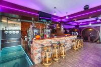 Lounge alebo bar v ubytovaní Dworek Nad Stawem & Łaźnia Piwna