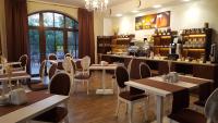 Reštaurácia alebo iné gastronomické zariadenie v ubytovaní Dworek Nad Stawem & Łaźnia Piwna