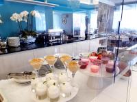 een tafel met wijnglazen en borden met eten bij Hotel Alexander in Bibione