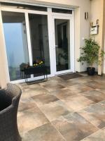 Patio alebo iná vonkajšia časť ubytovania Kényelmes apartman a belváros szélén