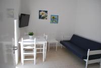 TV a/nebo společenská místnost v ubytování Flisvos Beach Apartments