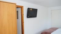 Televízia a/alebo spoločenská miestnosť v ubytovaní Pokoje Żabi Staw