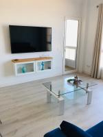 Televízia a/alebo spoločenská miestnosť v ubytovaní Apart. Playa La Barca