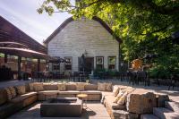 ラック・ブロムにあるDomaine Joliventのソファとテーブル付きのパティオ、建物