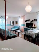 Televízia a/alebo spoločenská miestnosť v ubytovaní VILLA RAFAEL CON Piscina, IUN P4098