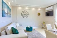 Telewizja i/lub zestaw kina domowego w obiekcie Luxury Apartments Villa Stina