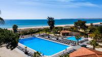 - Vistas aéreas a la piscina y a la playa en Pestana D. João II Beach &amp; Golf Resort, en Alvor
