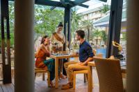 芭东海滩Holiday Inn Resort Phuket, an IHG Hotel的一群人坐在餐厅的一张桌子旁
