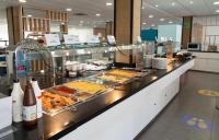Una línea de buffet con muchos tipos diferentes de comida. en Medplaya Hotel Regente, en Benidorm