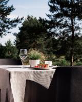 uma mesa com um copo de vinho e um prato de comida em Ego SPA - Adults Only em Birštonas