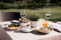 uma mesa com pratos de comida e copos de vinho em Ego SPA - Adults Only em Birštonas