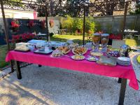 einen rosa Tisch mit Essen darüber in der Unterkunft La Demeure De Charme in Troyes
