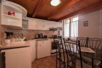 Kuchyňa alebo kuchynka v ubytovaní Belvárosi Vintage Apartman a sétálóutcán