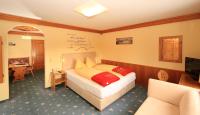 Ein Bett oder Betten in einem Zimmer der Unterkunft Naturhotel Lärchenhof