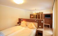 Ein Bett oder Betten in einem Zimmer der Unterkunft Naturhotel Lärchenhof