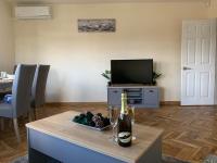 TV a/nebo společenská místnost v ubytování Apartment Zdravets, in the heart of the old city