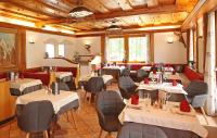 Ein Restaurant oder anderes Speiselokal in der Unterkunft Naturhotel Lärchenhof 
