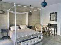 Postel nebo postele na pokoji v ubytování Eco Life Stone Villa