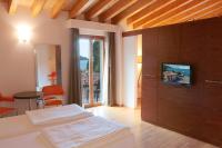 Televízia a/alebo spoločenská miestnosť v ubytovaní Hotel Lido