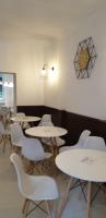 クラクフにあるFinger Guest Roomsのテーブルと椅子があり、壁に時計がかかっている部屋