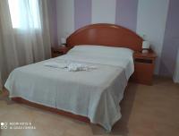 Łóżko lub łóżka w pokoju w obiekcie Apartamento Santa Ana Ronda
