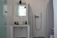 Kúpeľňa v ubytovaní Oniropetra Apartments Mykonos