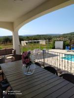 Bazén v ubytovaní VILLA RAFAEL CON Piscina, IUN P4098 alebo v jeho blízkosti