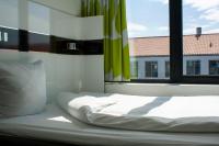 Cama blanca en una habitación con ventana en Wakeup Copenhagen - Borgergade, en Copenhague