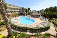 una imagen de una piscina en un hotel en Residence Residhotel Mayflower, en Le Grau-du-Roi