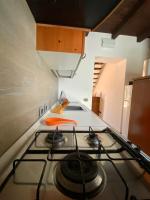 a kitchen with a stove top oven in a kitchen at Villa Broglia House in Verona