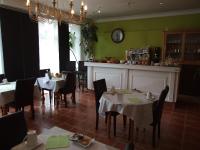 En restaurant eller et spisested p&aring; Logis Hotel L&#39;Occitan