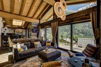 sala de estar con muebles y ventana grande en Peace and Love, en Chamonix-Mont-Blanc