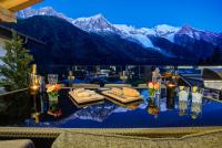 Habitación con mesa y vistas a las montañas en Peace and Love, en Chamonix-Mont-Blanc