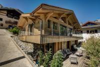 Casa de madera grande con porche y terraza en Peace and Love, en Chamonix-Mont-Blanc