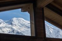 una ventana con vistas a una montaña cubierta de nieve en Peace and Love, en Chamonix-Mont-Blanc
