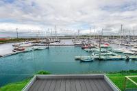 Una vista de un puerto deportivo con barcos en el agua. en The Salt Lodge, en Troon