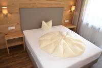 A bed or beds in a room at Hotel Neue Post