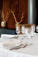 uma mesa branca com copos de vinho e guardanapos em Eurostars Vila de Allariz Hotel Balneario em Allariz