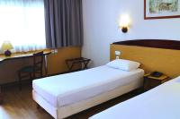 Postel nebo postele na pokoji v ubytování Travelodge Barcelona del Vallés
