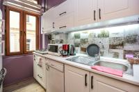 A kitchen or kitchenette at No 8 Galata
