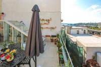 A balcony or terrace at No 8 Galata
