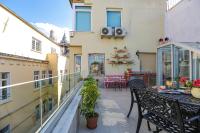 A balcony or terrace at No 8 Galata