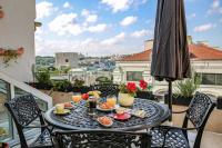 A balcony or terrace at No 8 Galata