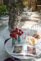 Una mesa con un libro y flores encima. en Arthaus Beirut, en Beirut