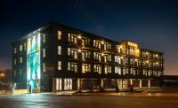 un edificio con luces por la noche en SALTLINE, en Seaside