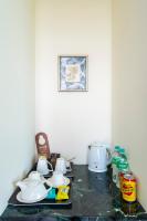 eine Theke mit Teezubehör darauf in der Unterkunft Azure Villa in Jian
