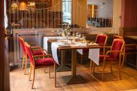 een eetkamer met een tafel met stoelen en wijnglazen bij Premium Hotel Bacero Wrocław in Wrocław