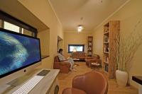 A television and/or entertainment centre at Hotel Caravel