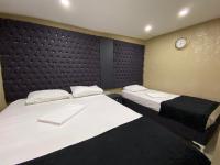 Postel nebo postele na pokoji v ubytování Orange Airport Hotel
