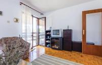 Televízia a/alebo spoločenská miestnosť v ubytovaní Apartman Jadranovo
